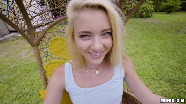 Соблазнила соседа на секс - #1