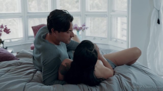 Девка любит дрочить во время секса